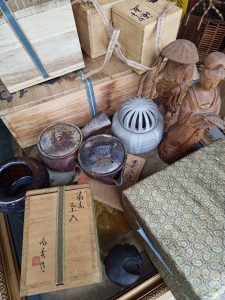 Read more about the article 姫路市 買取り 山本陶秀の茶入 備前焼の宝瓶 硯 海鼠釉の火入れ 木彫り