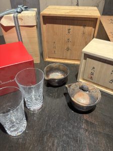 Read more about the article 店舗持ち込み　バカラのグラス、備前焼の宝瓶などの買取りありがとうございました。