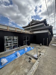 Read more about the article 店舗改装　焼杉の外壁